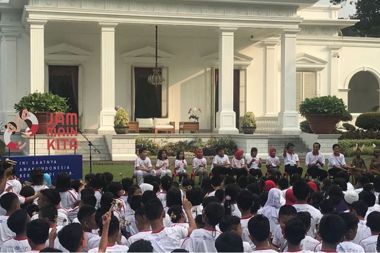 Presiden Joko Widodo dan Ibu Negara Iriana, Jumat (4/5/2018), bermain bersama anak-anak di halaman tengah, Istana Presiden, Jakarta. 