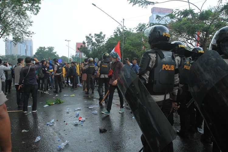 Aksi demo penolakan RUU oleh ribuan mahasiswa di Palembang yang berlangsung di depan gedung DPRD Provinsi Sumatera Selatan berakhir ricuh, setelah polisi dan mahasiswa terlibat bentrok, Selasa (24/9/2019).