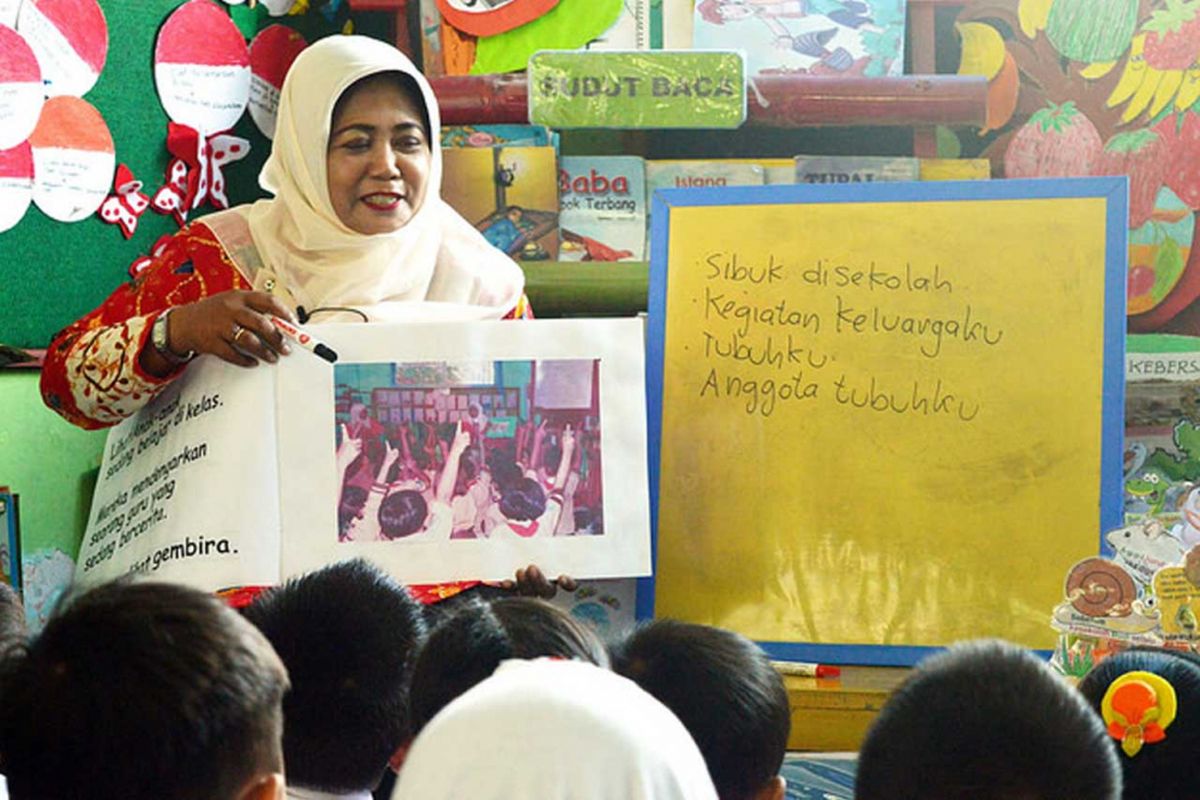 Guru kelas 1 SDN 2 Kebondalem Mojokerto, Maria Ulfa mengajak siswa membaca dengan Big Book