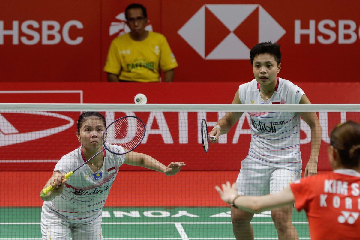 Ganda Putri Indonesia, Greysia Polii dan Apriyani Rahayu bertanding melawan ganda putri Korea Selatan, Kim So Young dan Kong Hee Yong pada pertandingan semifinal Daihatsu Indonesia Masters 2020 di Istora Senayan Jakarta, Sabtu (18/1/2020). Polii dan Rahayu melaku ke final setelah menang 21-19 dan 21-15.