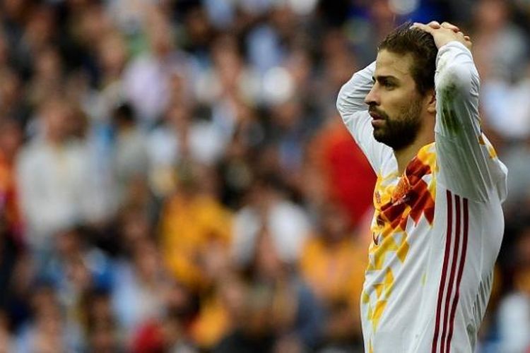 Bek Spanyol, Gerard Pique, terlihat frustrasi saat tampil pada laga Piala Eropa 2016 kontra Italia, di Stade de France, Paris, Senin (27/6/2016).