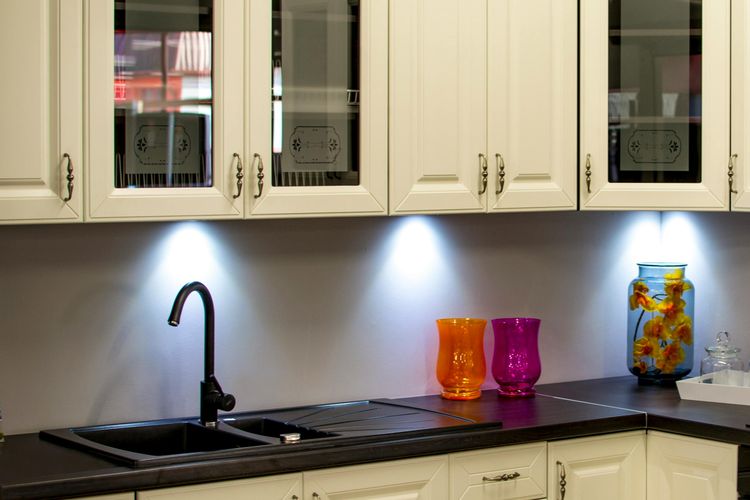 Ilustrasi lemari dapur warna krem.