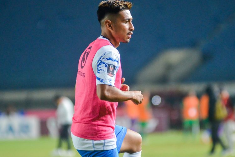 Pemain asing Persib asal Filipina Daisuke Sato melakukan pemanasan saat jeda babak pertandingan perempat final Piala Presiden 2022 antara Persib vs PSS Sleman, Jumat (1/7/2022) di Stadion Si Jalak Harupat Kabupaten Bandung. 