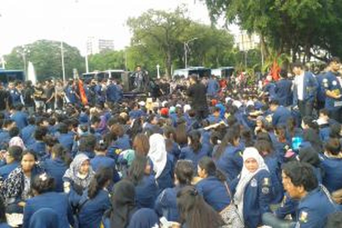 Ribuan mahasiswa Trisakti menggelar aksi damai untuk memperingati kerusuhan 12 Mei 1998 di depan Istana Negara, Jakarta Pusat, Senin (12/4/2014).