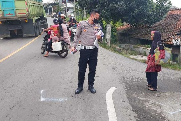 Petugas kepolisian sedang melakukan olah tempat kejadian perkara kecelakaan tunggal truk fuso di Jalan Cigudeg, Kampung Gardu Cilame, Desa Bunar, Kecamatan Cigudeg, Kabupaten Bogor, Jawa Barat, Kamis (24/11/2022).