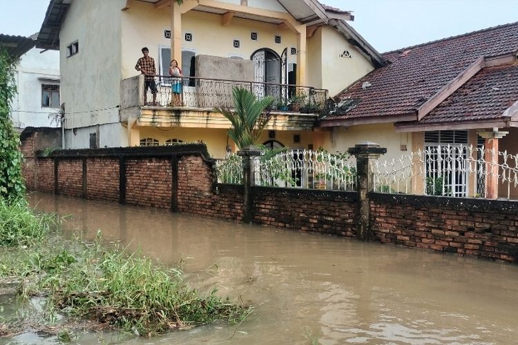 Banjir Rendam Rumah Warga Simpang 4 Sipin Kota Jambi, Hujan Dini Hari Bikin Tak Bisa Tidur