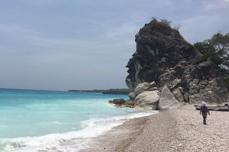 Wisatawan menikmati obyek wisata Pantai Kolbano di Desa Kolbano, Kecamatan Kolbano, Kabupaten Timor Tengah Selatan, Nusa Tenggara Timur, Senin (10/12/2018). Pantai Kolbano merupakan salah satu obyek wisata di Pulau Timor dengan jarak tempuh tiga jam dari Kota Kupang.