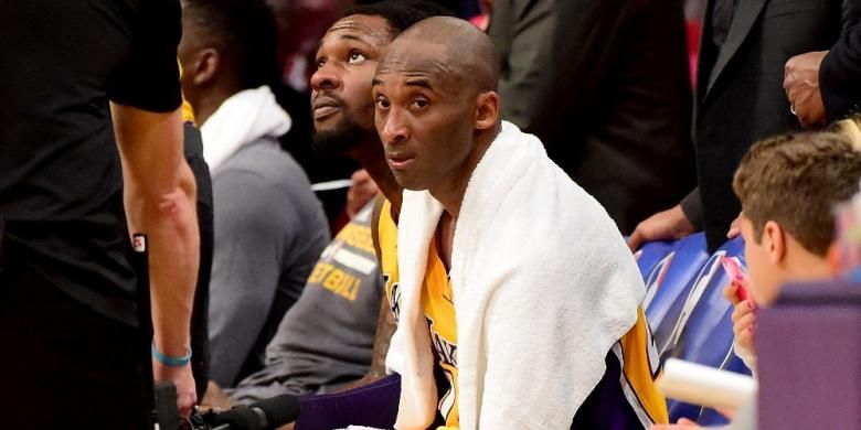 Pebasket Los Angeles Lakers, Kobe Bryant, duduk di bangku cadangan saat timnya bertemu Utah Jazz pada laga lanjutan NBA 2015-2016 di Staples Center, Rabu (13/4/2016).