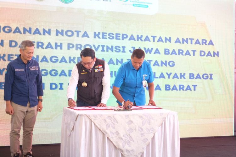 Direktur Utama BPJS Ketenagakerjaan Anggoro Eko Cahyo (kanan) dan Gubernur Jawa Barat Ridwan Kamil (kiri) melakukan penandatanganan MOU Griya Pekerja pada Selasa (18/7/2023).