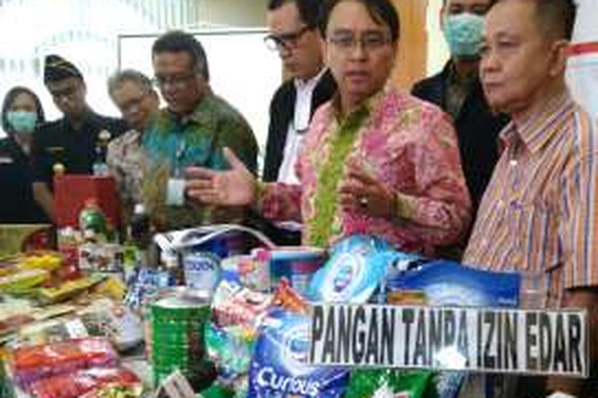 Kepala BPOM RI Roy Sparringa (kedua dari kanan foto) dan Kepala Pusat Penyidikan BPOM RI Hendri Siswadi (kanan) pada konfrensi pers hasil operasi BPOM, di kantor BPOM RI, Jakarta. Selasa (12/4/2016).