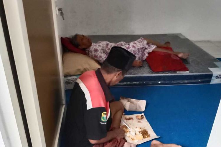 Muhammad Hafid dan Masfufah, pasangan suami istri asal Jalan Halim Perdana Kusuma, Kelurahan Tonjung, Kabupaten Bangkalan, hidup terlunta-lunta setelah hartanya habis karena dijual oleh anak tirinya yang sering berurusan dengan hukum. Keduanya ditampung di rumah singgah pada Selasa (21/11/2023) dan dipindahkan ke rumah kos pada Selasa (28/11/2023) oleh Dinsos Bangkalan.