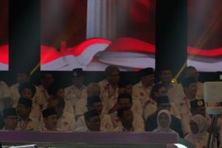 Mantan Wakil Gubernur Jawa tengah yang adalah politikus PDI Perjuangan Rustriningsih (depan, dua dari kanan) duduk di antara tim sukses calon presiden dan calon wakil presiden Prabowo Subianto-Hatta Rajasa pasa debat terakhir capres-cawapres di Hotel Bidakara, Jakarta Selatan, Sabtu (5/7/2014)