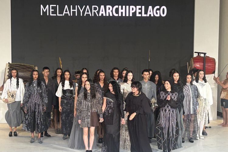 Mel Ahyar Archipelago Tuangkan Pesona Budaya Nias di Fashion Nation Senayan City Ke-20