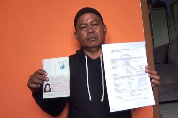 Suami NA, Ujang Kamaludin memerlihatkan dokumen keberangkatan istrinya yang kini tengah bekerja di Timur Tengah, sang istri mengirim video minta dipulangkan karena diperlakukan kasar oleh majikan.