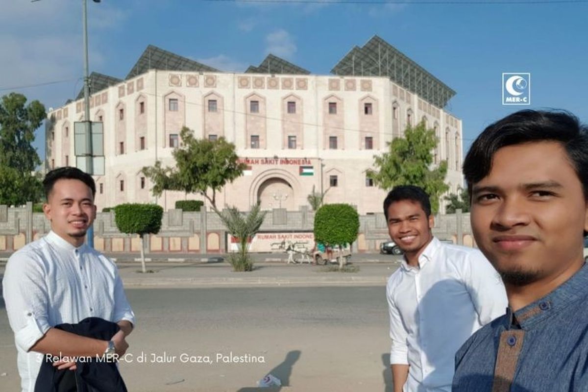 Fikri Rofiul Haq (kiri), Reza Aldilla Kurniawan dan Farid Zazabil Al Ayubi menjadi sukarelawan di Rumah Sakit Indonesia sampai akhirnya dievakuasi secara paksa minggu lalu.