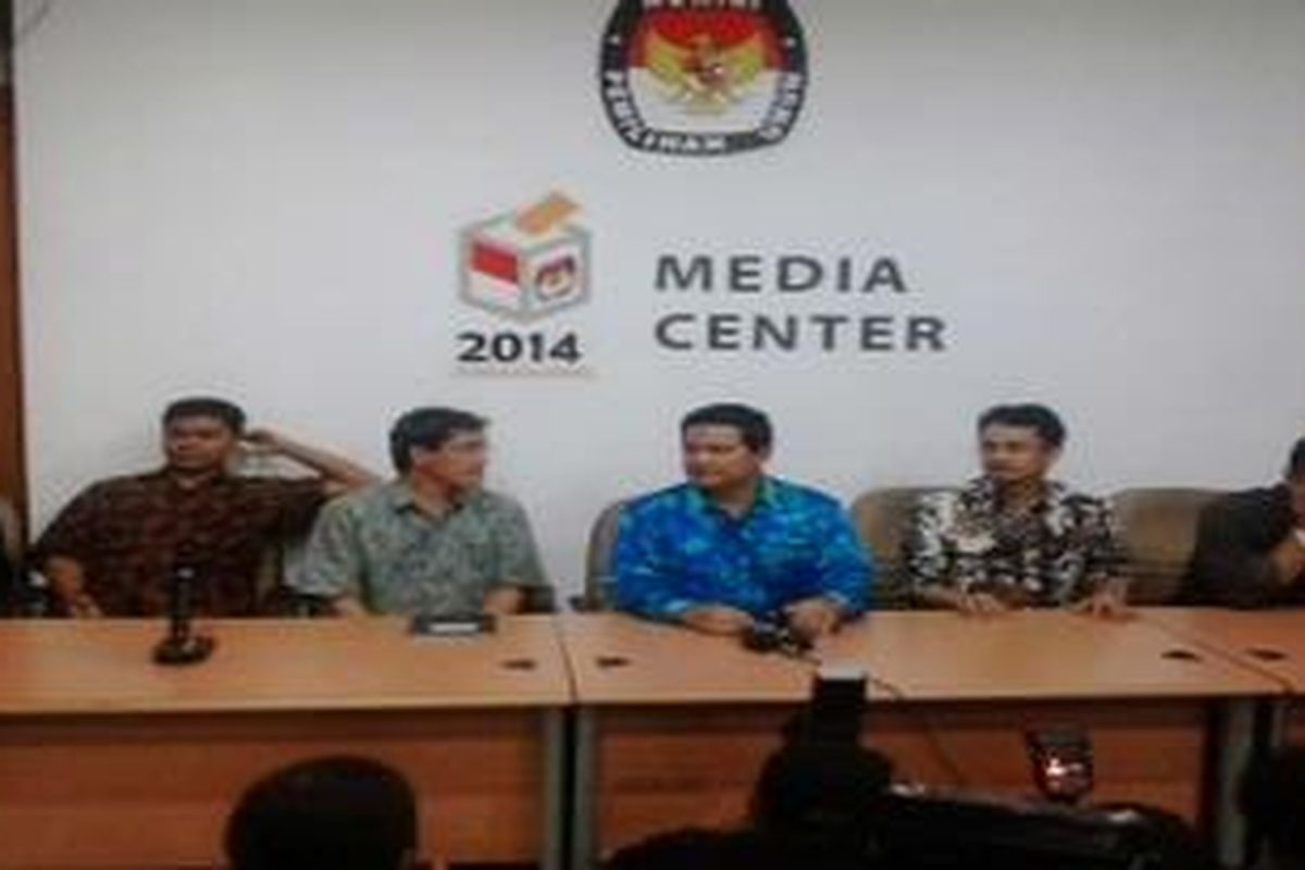 Komisi Pemilihan Umum (KPU) kembali menunda pengumuman hasil verifikasi administrasi partai politik (Parpol) calon peserta pemilu 2014. KPU baru akan mengumumkan hasil verifikasi administrasi pada Minggu (28/10/2012) siang. Padahal dalam peraturan KPU nomor 11 tahun 2012 tentang verifikasi administrasi, disebutkan KPU harus mengumumkan hasil verifikasi administasi Kamis (25/10/2012) ini.