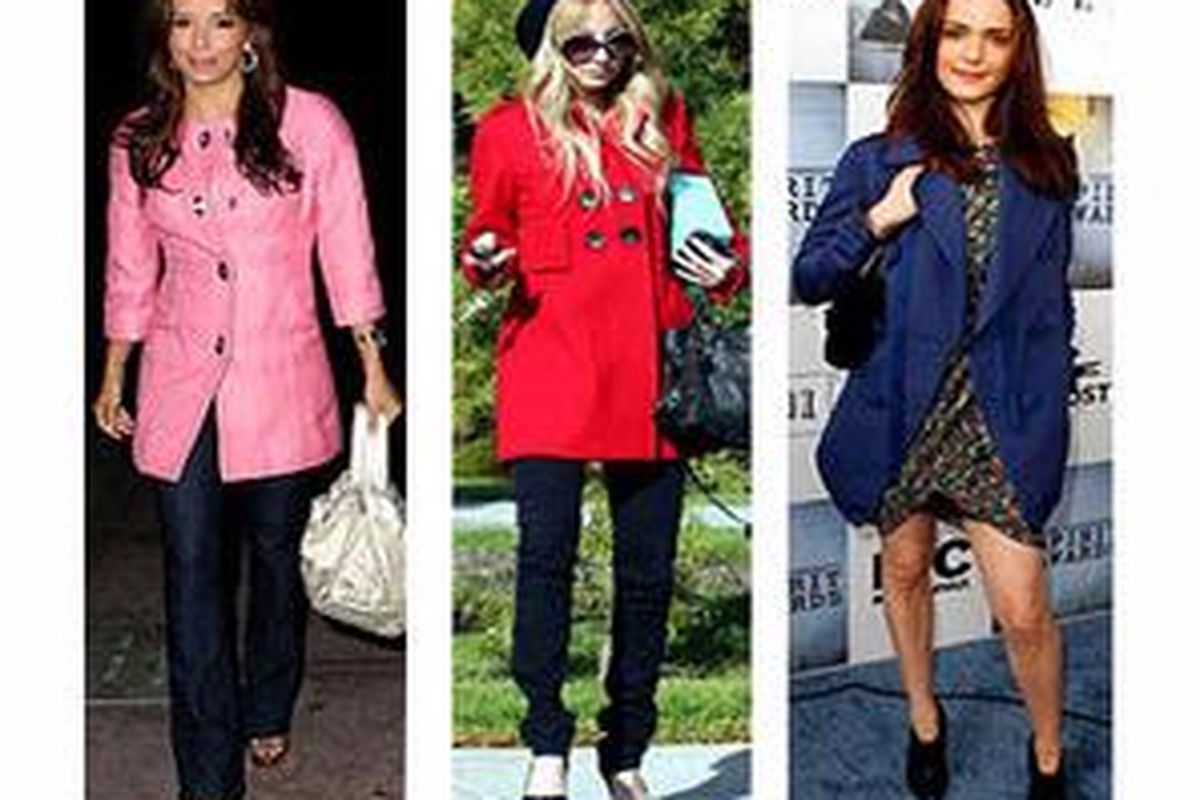 Coat warna cerah membuat si pemakai terlihat trendi. 