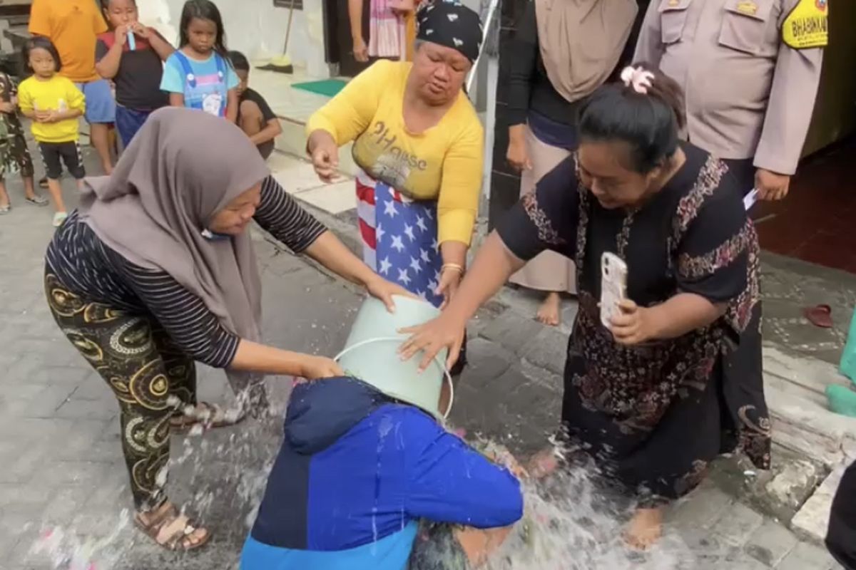 Salah satu anggota gangster di Surabaya, disiram air bunga, Kamis (11/7/2024).