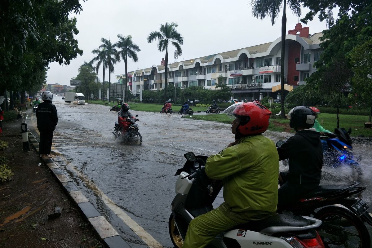 Banjir di Jalan Joglo Raya, Kembangan Jakarta Barat yang melumpuhkan akses jalan, Rabu (1/1/2020)