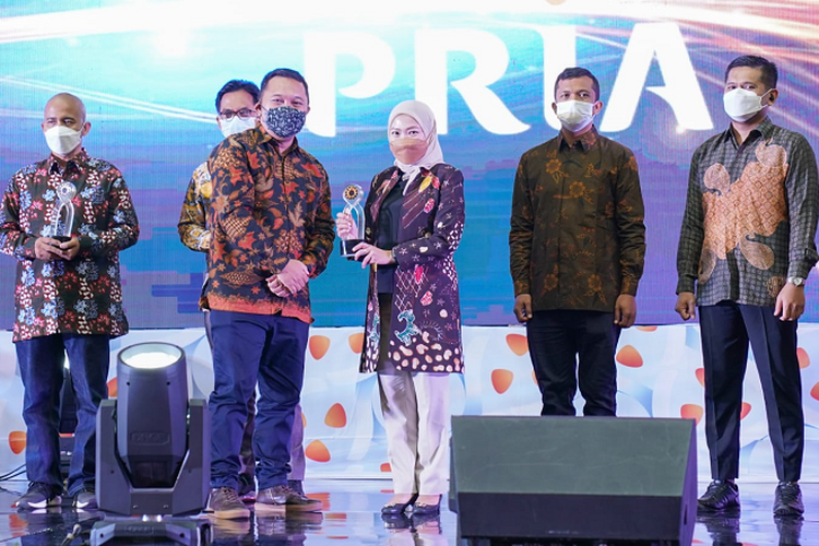 Koordinator Hubungan Masyarakat DJKI Irma Mariana (tengah) saat menerima penghargaan Public Relations Indonesia Awards (PRIA) 2022 di PO Hotel, Semarang, Jumat (25/3/2022). 