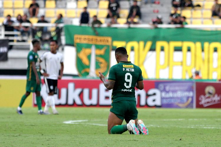 Pemain Persebaya Surabaya Paulo Victor berdoa seusai pertandingan pekan ke-4 Liga 1 2023-2024 melawan RANS Nusantara FC yang berakhir dengan skor 2-2 di Stadion Gelora Bung Tomo Surabaya, Minggu (23/7/2023) sore.
