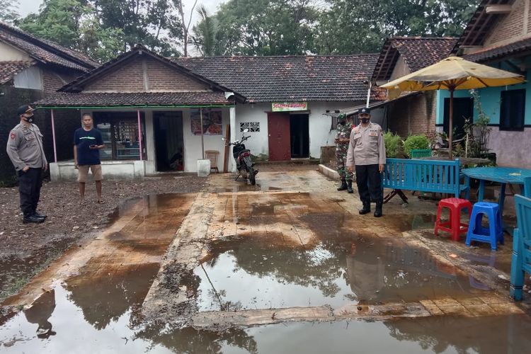 Kepolisian memeriksa warung remang-remang penyedia miras di Desa Karanggondang, Kecamatan Mlonggo, Kabupaten Jepara, Jawa Tengah, Rabu (2/2/2022).