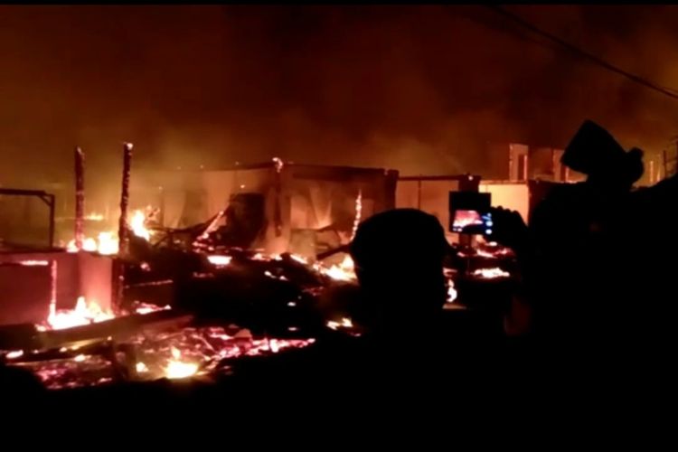 Pasar Sentral Topoyo Lululantak Dibakar Api, Warga dan Pemilik Toko Hanya Jadi Penonton