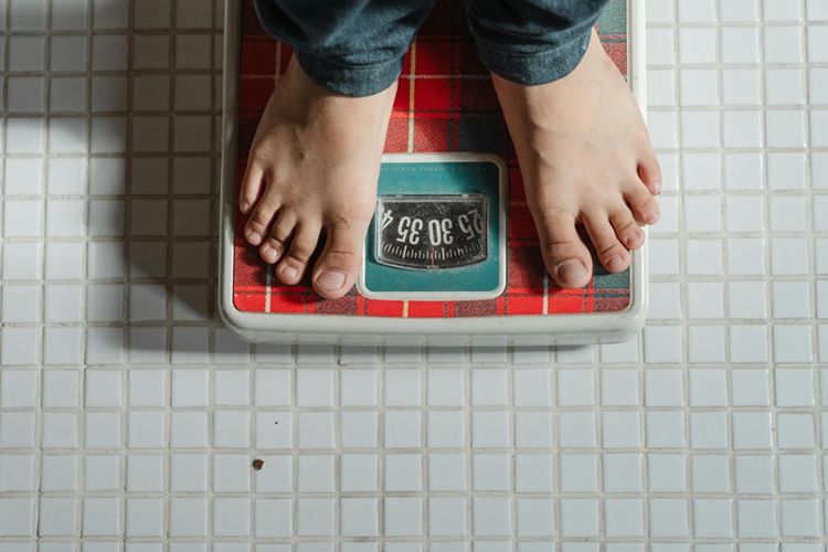 Ilustrasi timbangan. Penelitian terbaru menemukan bahwa diet dengan menu yang lebih sederhana dan konsisten justru dapat membantu menurunkan berat badan lebih efektif dibandingkan pola makan yang terlalu beragam.