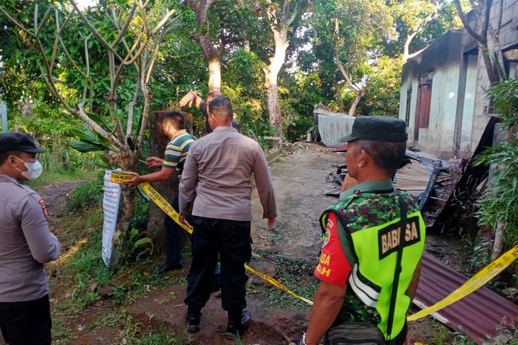 Anggota Polsek Tejakula saat mendatangi lokasi rumah dirusak dan dibakar di Desa Julah, Kecamatan Tejakula, Buleleng
