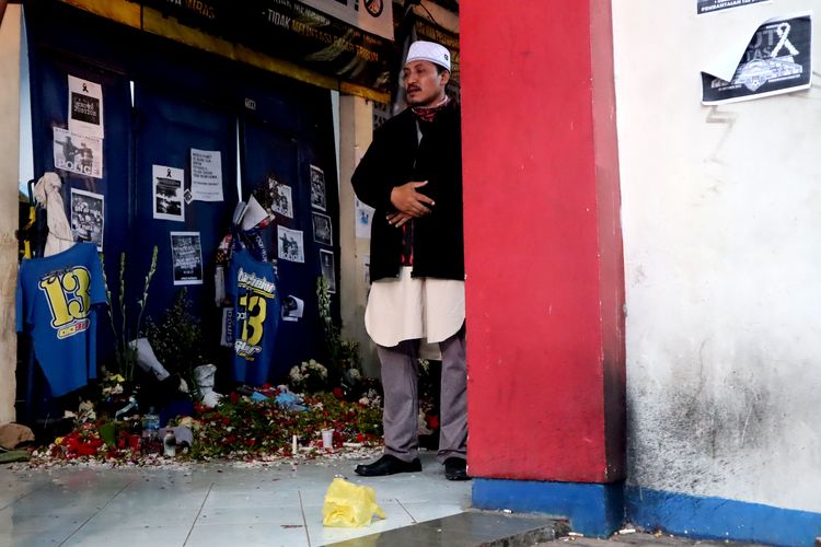 Seorang bapak memimpin sholat gaib pasca tragedi yang terjadi pada pekan ke-11 Liga 1 2022-2023 seusai pertandingan bertajuk Derbi Jawa Timur, Arema FC melawan Persebaya Surabaya di Gate 13 Stadion Kanjuruhan Kepanjen, Kabupaten Malang, Jumat (7/10/2022) siang.