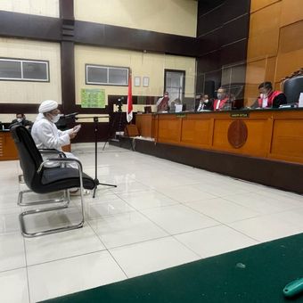 Rizieq Shihab menilai pemidanaan kasus kerumunan di Megamendung, Kabupaten Bogor, merupakan bentuk kriminalisasi cinta dan rindu kepada guru. Hal itu disampaikan Rizieq saat membacakan pledoi atas tuntutan jaksa di Pengadilan Negeri (PN) Jakarta Timur, Kamis (20/5/2021).