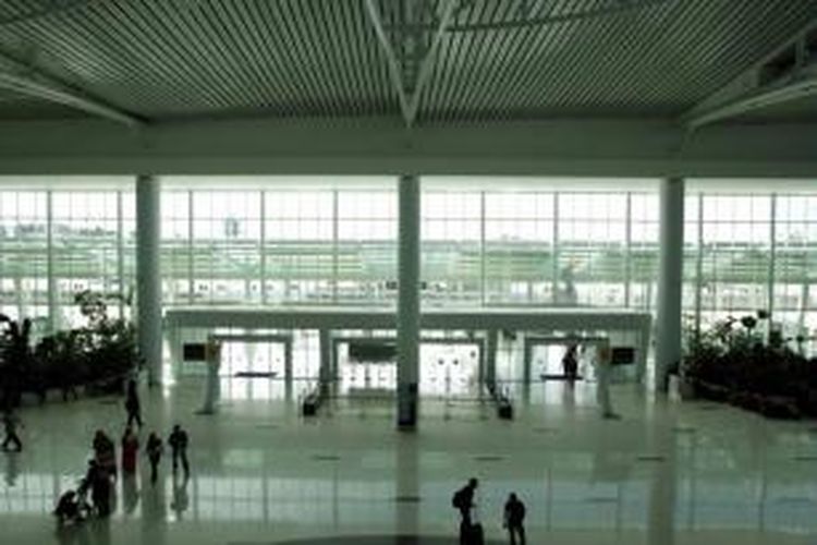 Terminal baru Bandara Sepinggan Balikpapan, Kalimantan Timur, Rabu (13/8/2014). Terminal yang dibangun dengan investasi sebesar Rp 2 triliun dan memiliki luas 110.000 meter persegi ini mampu menampung 10 juta penumpang per tahun.
