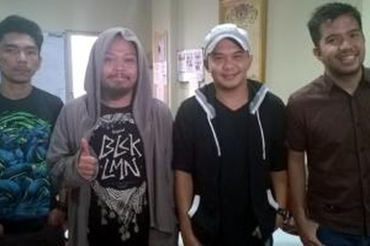Grup musik Payung Teduh, yang terdiri dari (kiri-kanan) Ivan Penwyn (guitalele), Is (gitar, vokal), Cito (drum, cajon), dan Comi (bas), diabadikan sebelum tampil dalam acara KLAZIK, di London School of Public Relations, Sudirman, Jakarta Selatan, Senin (15/6/2015).