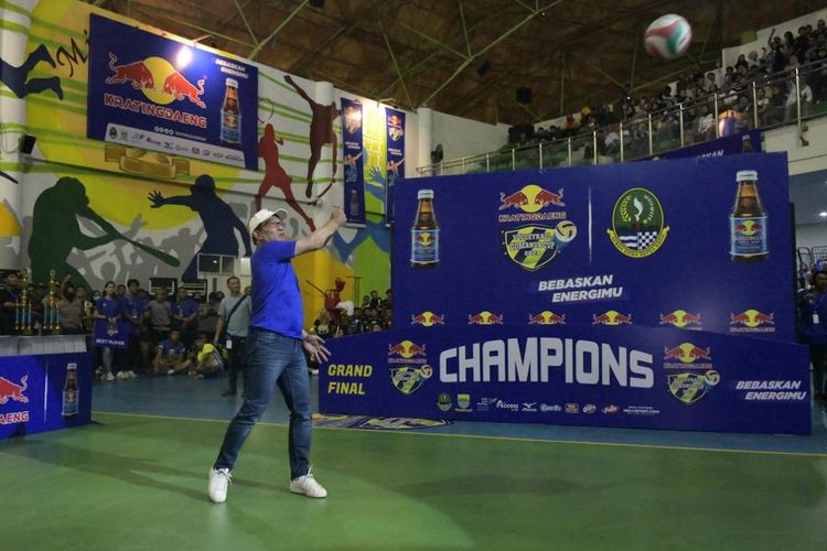Gubernur Jawa Barat Ridwan Kamil melemparkan bola voli.