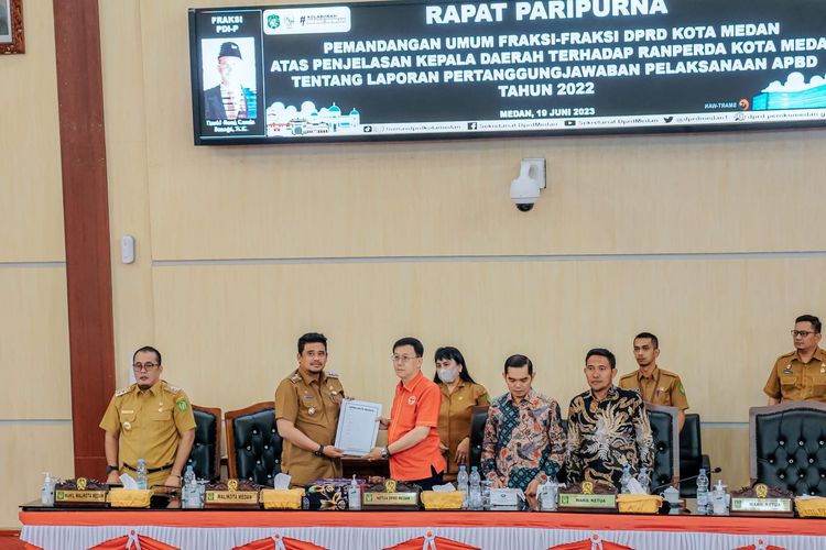 Wali Kota Medan Bobby Nasution dalam Rapat Paripurna Penyampaian Pandangan Umum Fraksi-Fraksi DPRD Kota Medan atas Penjelasan Kepala Daerah Terhadap Rancangan Peraturan Daerah (Ranperda) Kota Medan tentang Laporan Pertanggungjawaban Pelaksanaan Anggaran Pendapatan dan Belanja Daerah (APBD) Tahun 2022 di Gedung DPRD Medan, Senin (19/6/2023).
