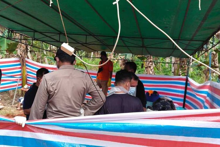 Aparat kepolisian membongkar makam Apin (43) di Desa Kuala Secapah, Kecamatan Mempawah Hilir, Kabupaten Mempawah, Kalimantan Barat (Kalbar) untuk kepentingan autopsi.