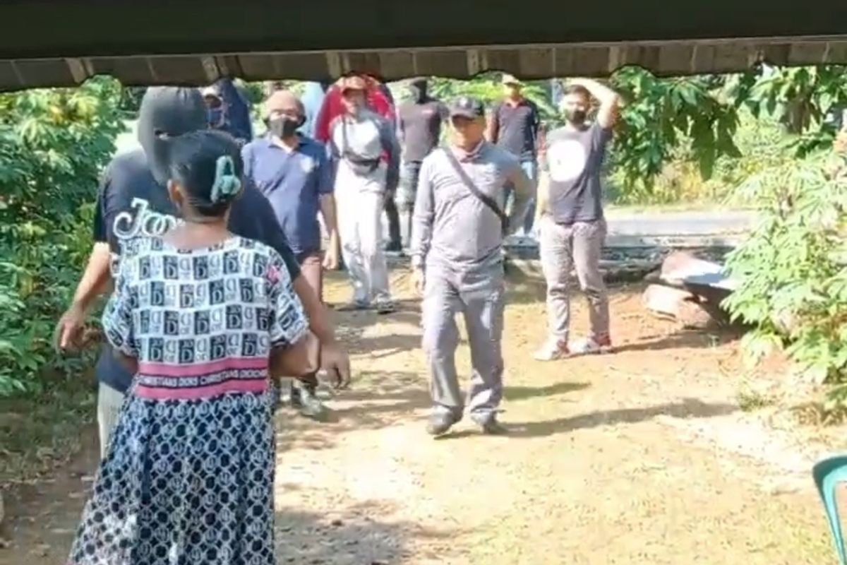 Sekitar 50 orang tak dikenal robohkan rumah juang milik petani Pundenrejo, Kacamata Tayu, Kabupaten Pati, Jawa Tengah, pada Rabu (7/5/2025).