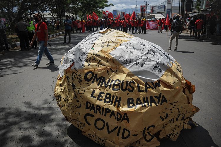 Ratusan buruh memblokir jalan nasional Bandung-Garut-Tasikmalaya saat melakukan aksi di Rancaekek, Kabupaten Bandung, Jawa Barat, Selasa (6/10/2020). Aksi tersebut merupakan buntut dari penolakan buruh terhadap pengesahan UU Cipta Kerja yang telah disahkan oleh DPR.