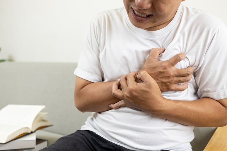 Angin duduk atau angina bisa terjadi karena beberapa penyebab dan faktor risiko, seperti penyakit arteri koroner, bertambah usia, dan gaya hidup tidak sehat. 