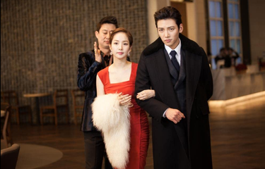 Park Min Young (kiri) dan Ji Chang Wook dalam drama Healer (2014).
