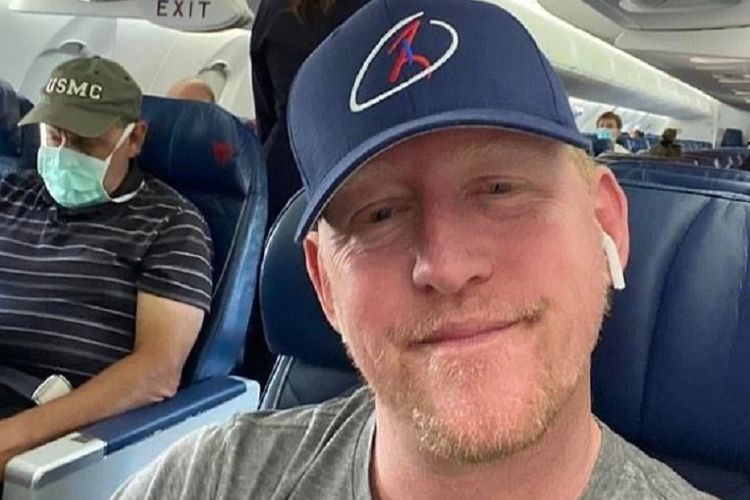 Robert ONeill ketika berada dalam penerbangan Delta Airlines. Mantan tentara yang mengaku membunuh Osama bin Laden itu dilarang terbang bersama Delta setelah selfie-nya tidak mengenakan masker.