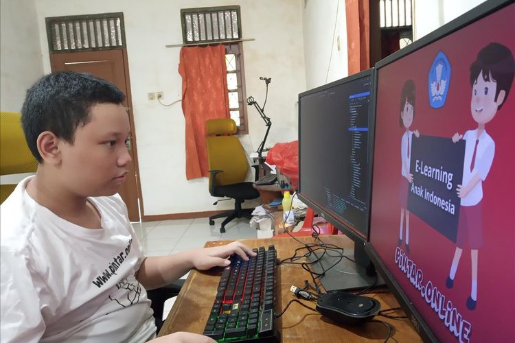 Muhammad Hafizh Bayhaqi sedang mengoperasikan Platform E-learning yang diberi nama Pintar Online di rumahnya, Kecamatan Bojonggede, Kabupaten Bogor, Jawa Barat, Kamis (25/7/2019).