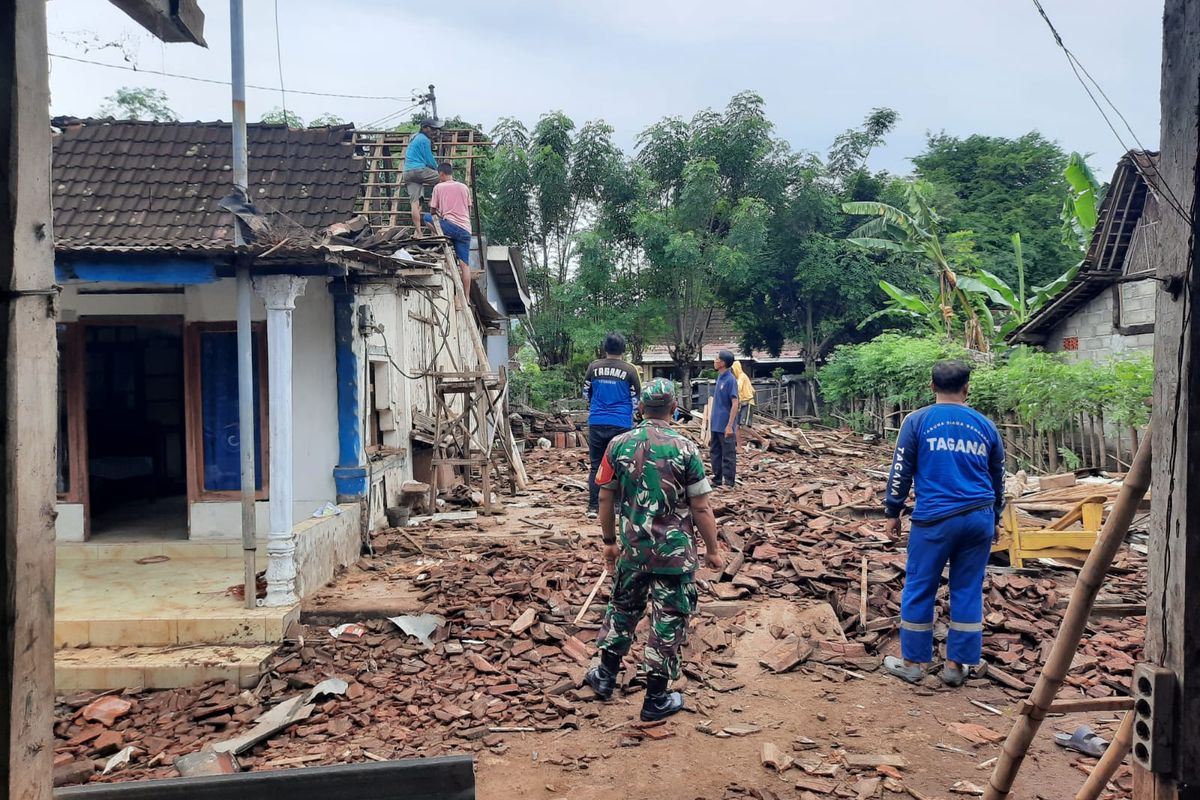 Sebuah rumah milik Badrianto (51) warga Desa Kendit, Kecamatan Kendit, Kabupaten Situbondo, Provinsi Jawa Timur ambruk akibat hujan deras dan angin kencang pada Kamis (2/1/2024). 