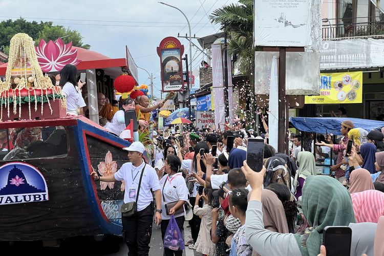 Kirab Waisak 2025, Kebahagiaan yang Bukan Hanya Milik Umat Buddha