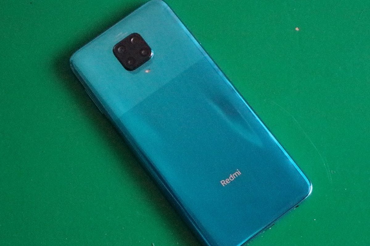 Sisi punggung Redmi Note 9 Pro varian warna Tropical Green.