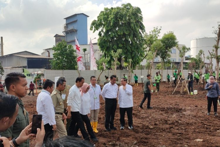 Penjabat (Pj) Gubernur DKI Jakarta Heru Budi Hartono mendampingi Presiden Joko Widodo dalam kegiatan penanaman pohon bersama di Hutan Kota JIEP kawasan Industri Pulogadung, Jakarta Timur, Rabu (29/11/2023).