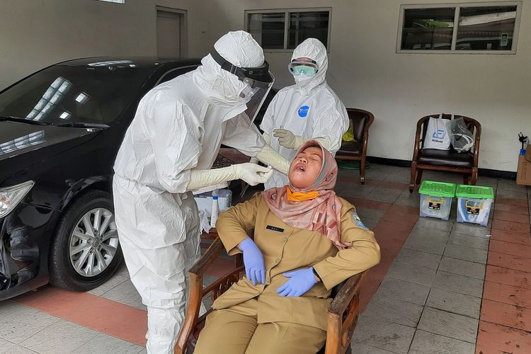 Puluhan Aparatur Sipil Negara (ASN) di lingkungan Pemerintah Kabupaten (Pemkab) Purbalingga, Jawa Tengah menjalani tes swab masal di kompleks Pendapa Dipakusuma, Senin (14/12/2020).