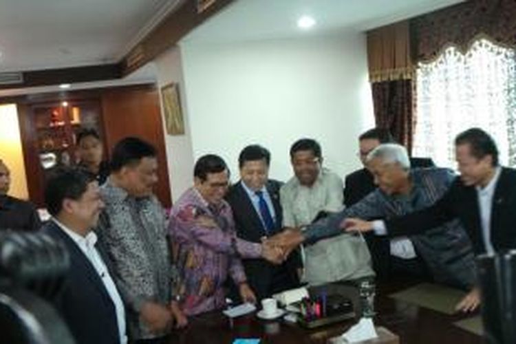 Pimpinan DPR bersama perwakilan Koalisi Indonesia Hebat dan Koalisi Merah Putih kembali melakukan pertemuan untuk menyelesaikan konflik di DPR.