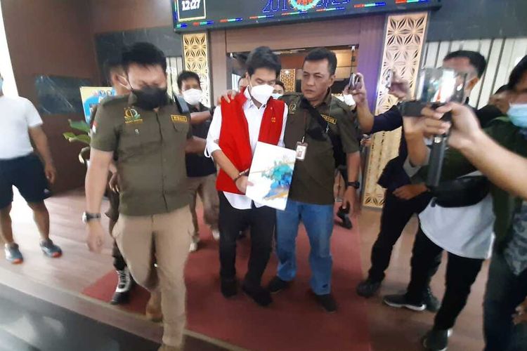 Kejati Banten menetapkan mantan pejabat Bea Cukai Bandara Soekarno-Hatta berinsial QAB sebagai tersangka pemerasan Rp 1,7 miliar.