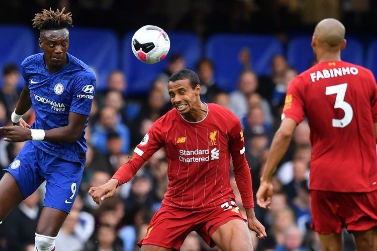 Tammy Abraham berduel dengan Joel Matip pada pertandingan Chelsea vs Liverpool dalam lanjutan Liga Inggris di Stadion Stamford Bridge, 22 September 2019. 